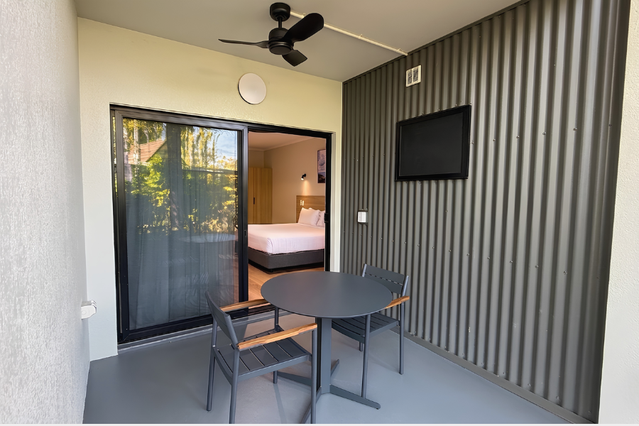 DELUXE KING SUITE