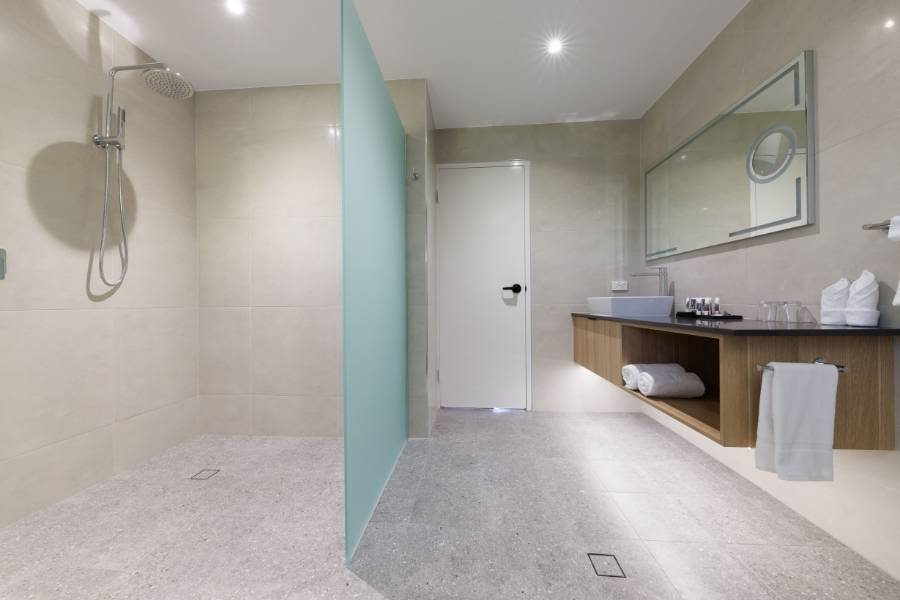 Deluxe King Suites at Mercure Darwin Airport Resort